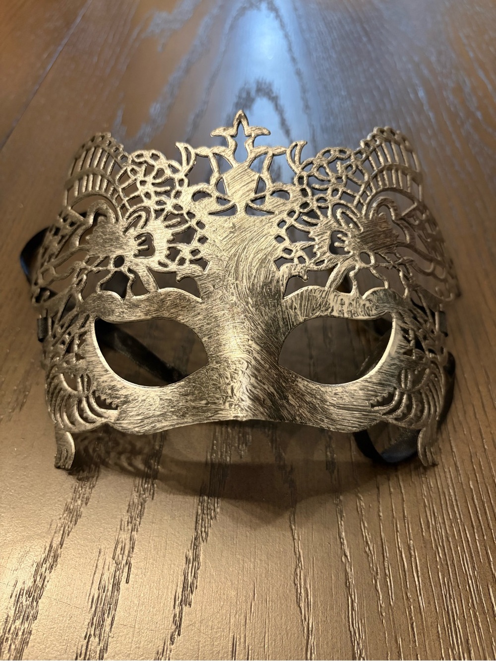Elegant Women's Metallic-look Lace Masquerade Masks - Silver